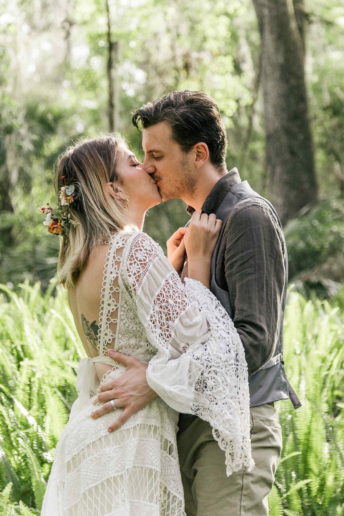 50-bride-groom-kiss-in-ferns