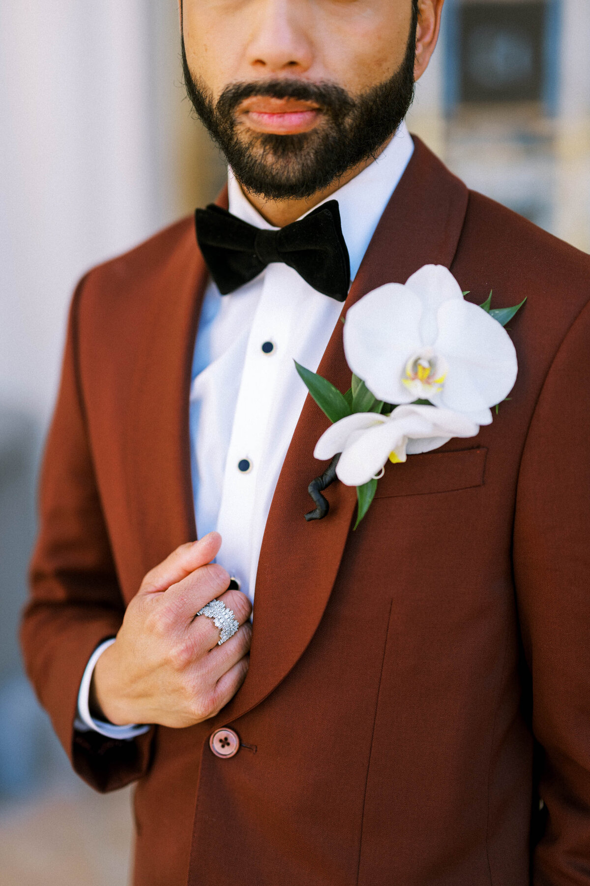 groom-with-orchid-boutonniere