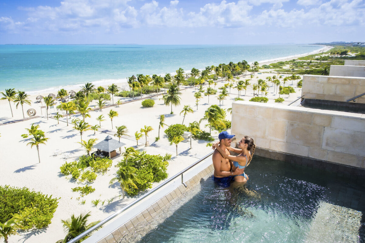 23_img-L_Couple_Couple-in-Plunge-Pool-Aerial-View_01-medium