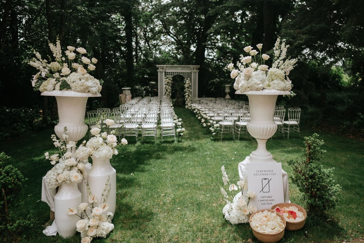 ceremonie-mariage-exterieure-design-floral-monochrome