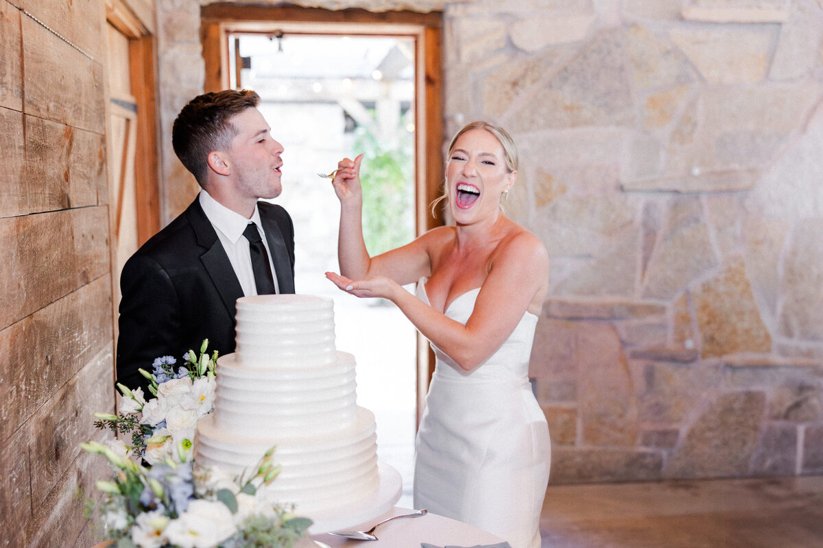 25-wedding-couple-feeding-each-other-cake