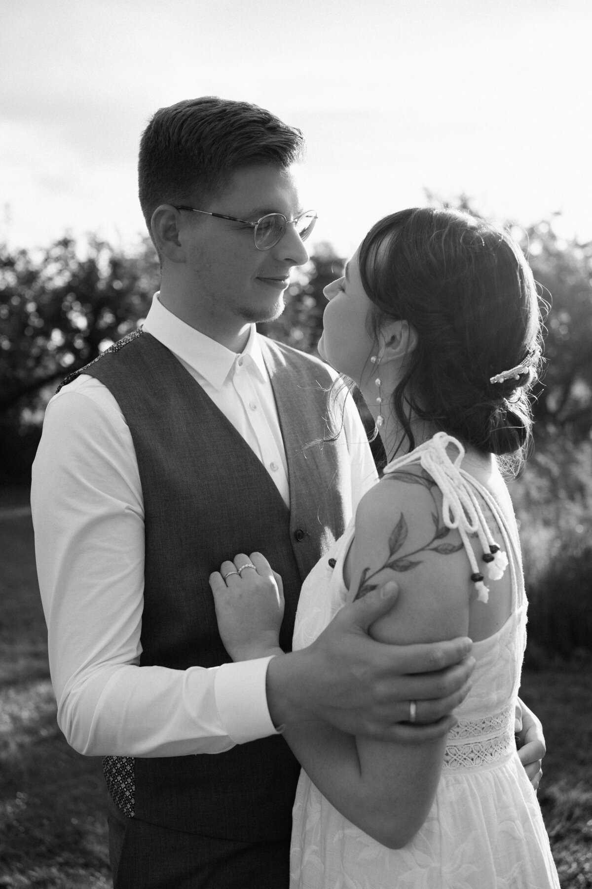 rouwfotograaf legt intieme bruiloft vast bij In de Kas bij Winnsen – intiem momentje tijdens golden hour shoot 