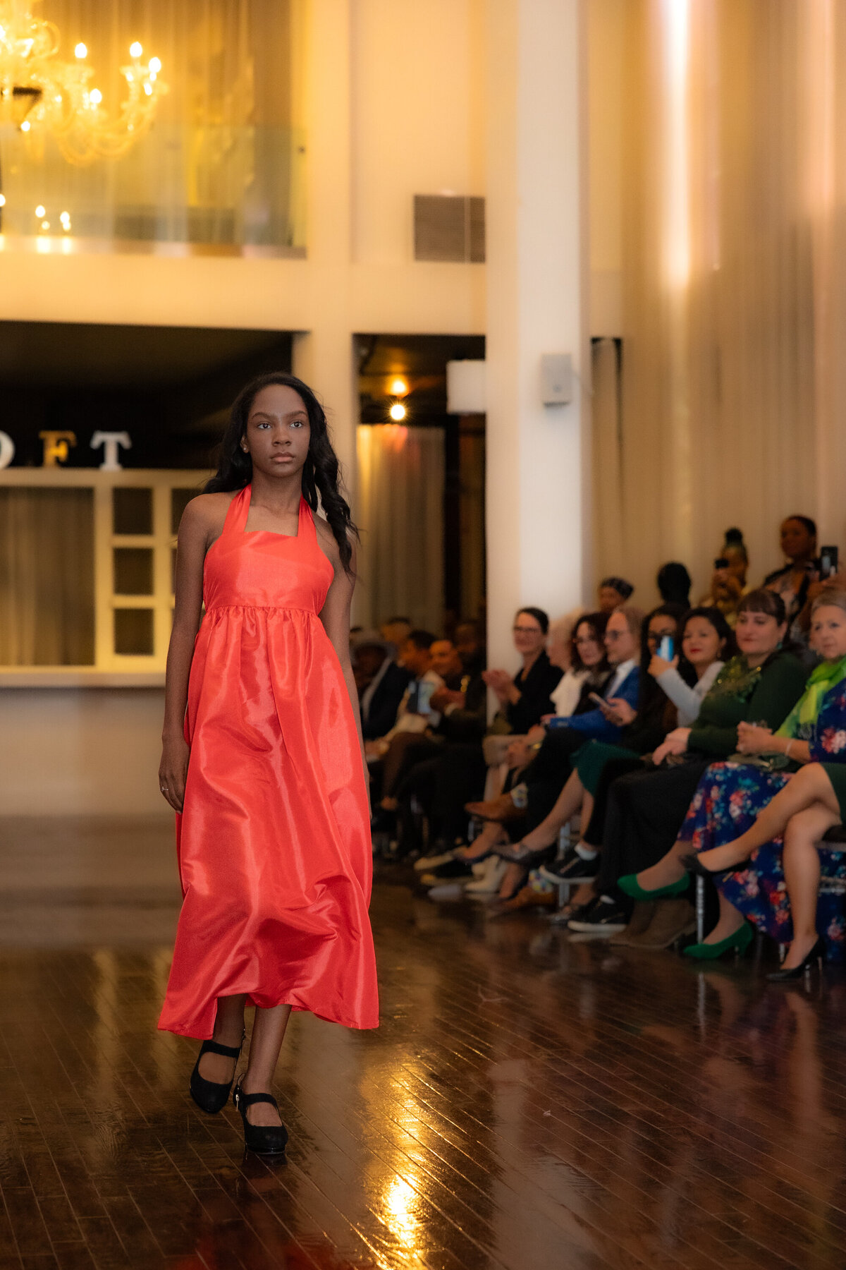 Défilé de mode Montréal - Enfant avec robe rouge