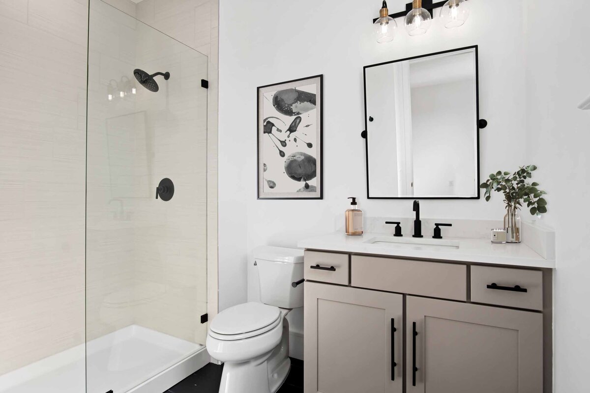 19536 The Place Blvd Bathroom 7 Virtually Staged v2