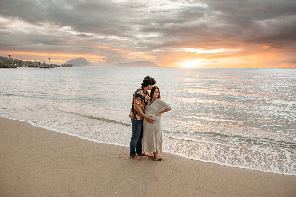 Kahala-beach-sunrise-maternity-photos-26