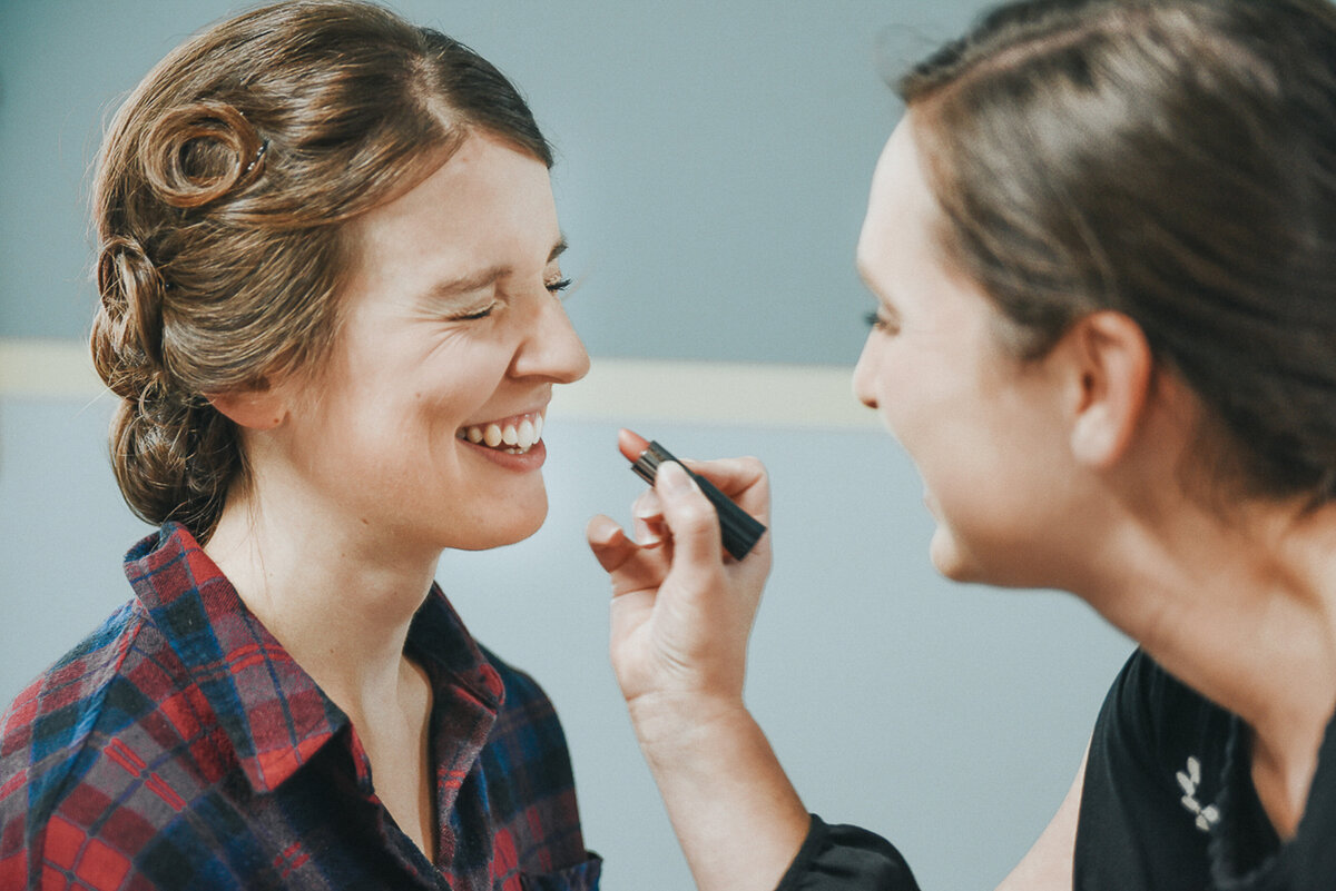 wedding getting ready | Iowa wedding photographer | Iowa Photographer | Playlife | Cedar Rapids | Iowa City | Kalona | Alaynna Ann Schwartz-11