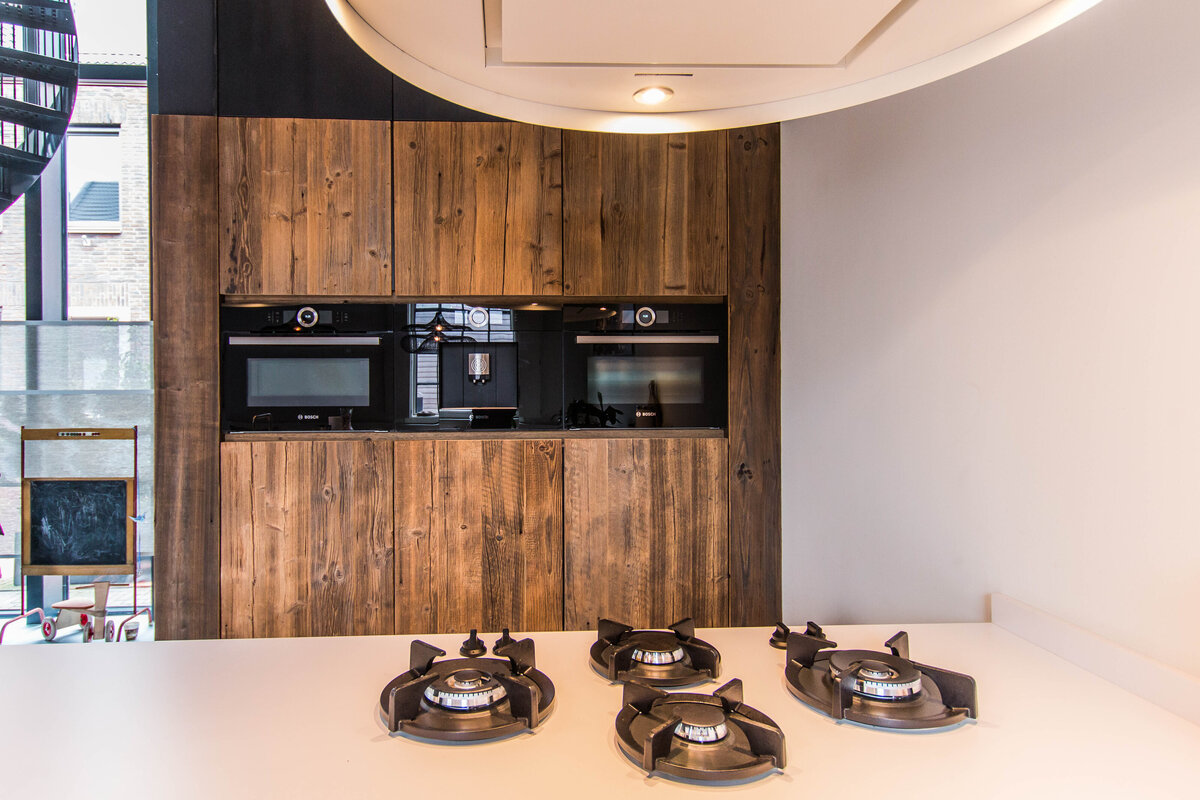 Keuken interieur kookeiland wit greeploos hout modern (16)