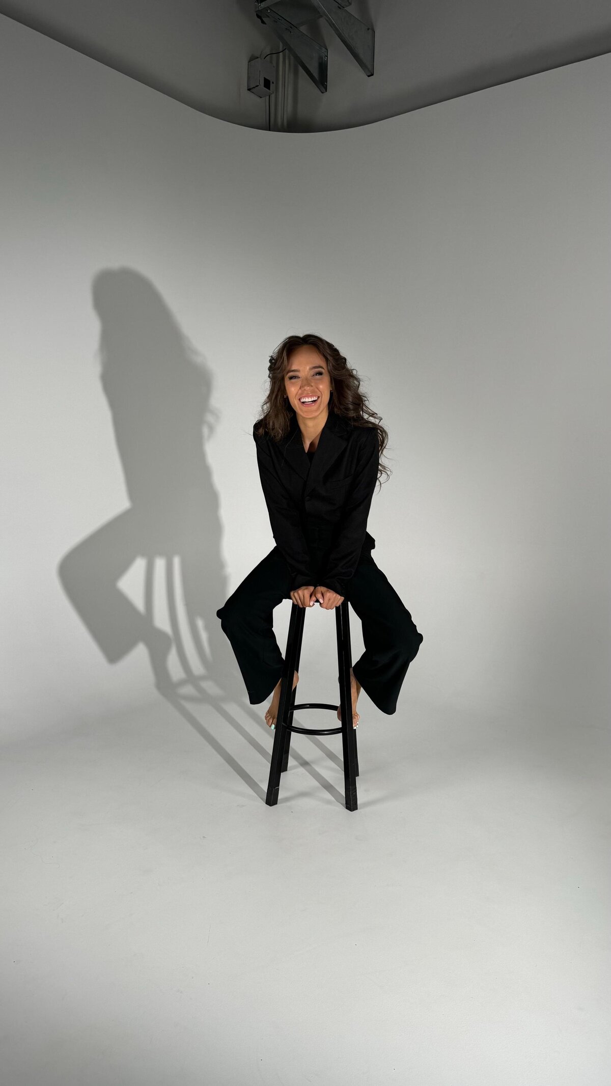 Lisa Pols, oprichter van ANALYSA, lachend terwijl ze haar visie deelt over strategie en helderheid.