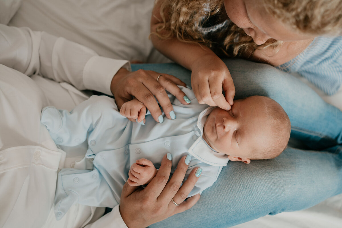Newbornshoot door Leukfotografie in Amsterdam, Zaandam, Landsmeer, Oostzaan en Purmerend – zachte, liefdevolle babyfoto’s-12