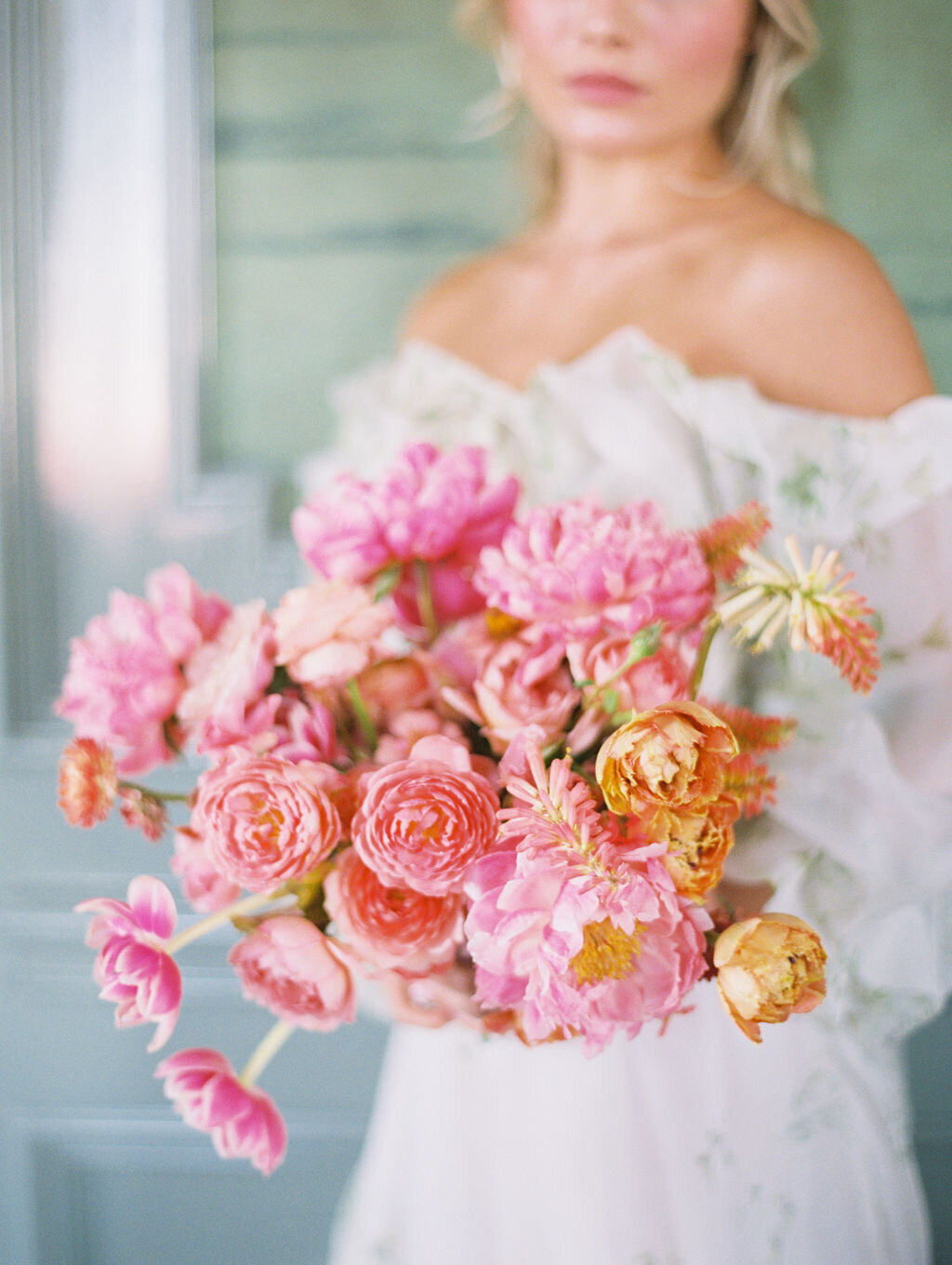 max-owens-design-english-floral-wedding-11-monique-lhuillier-bouquet