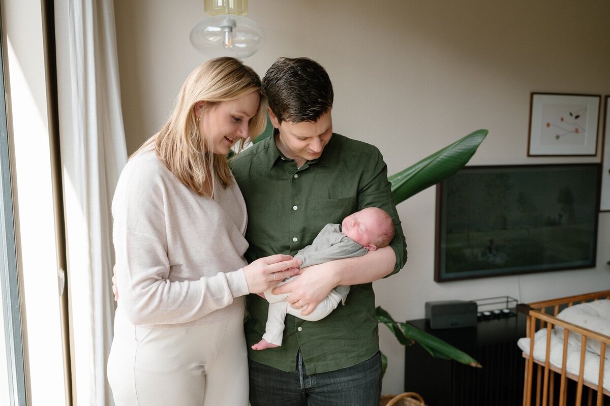 newborn-fotoshoot-leiden-baby-op-kussen