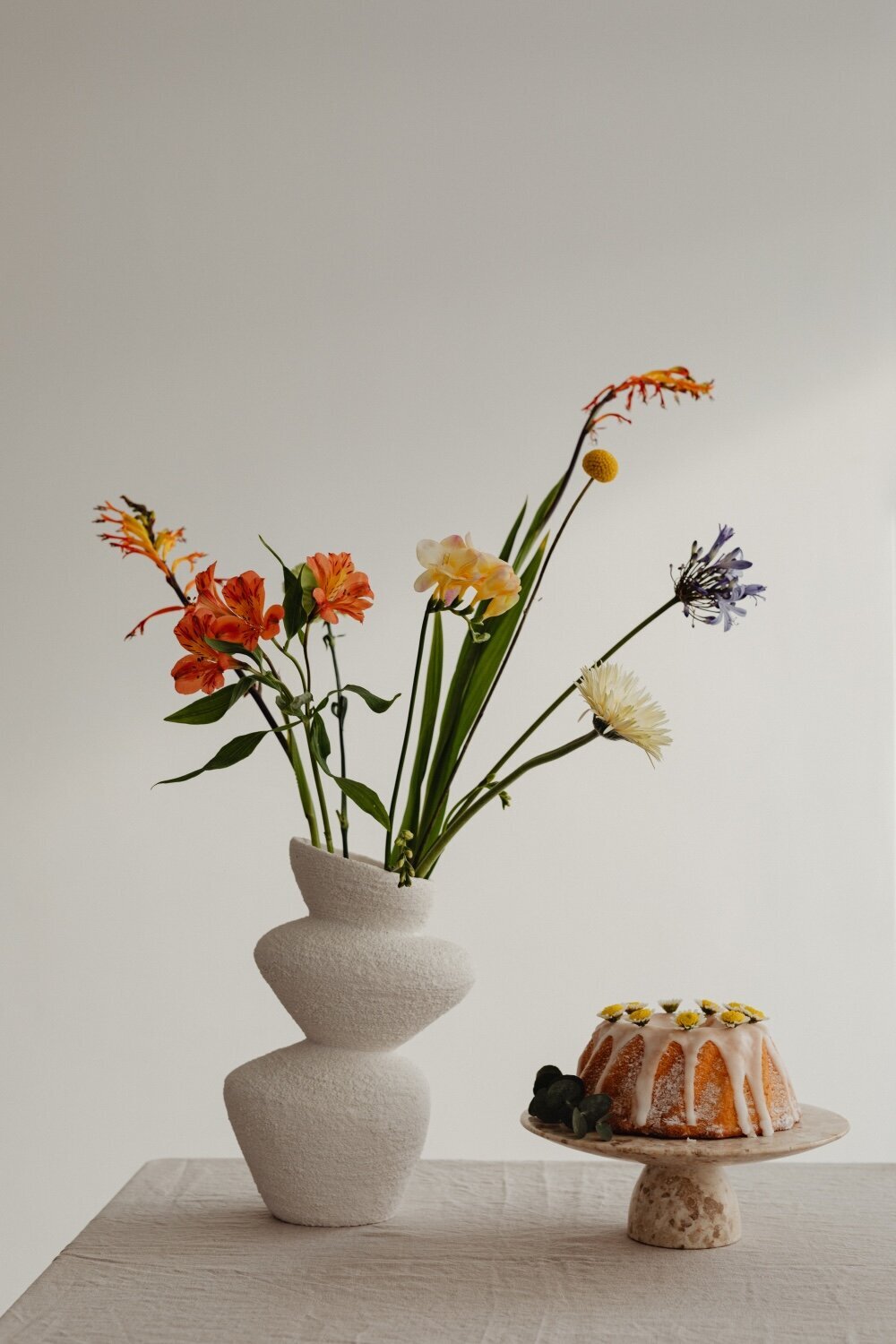 kaboompics_easter-delights-spring-flowers-and-minimalist-tableware-29960