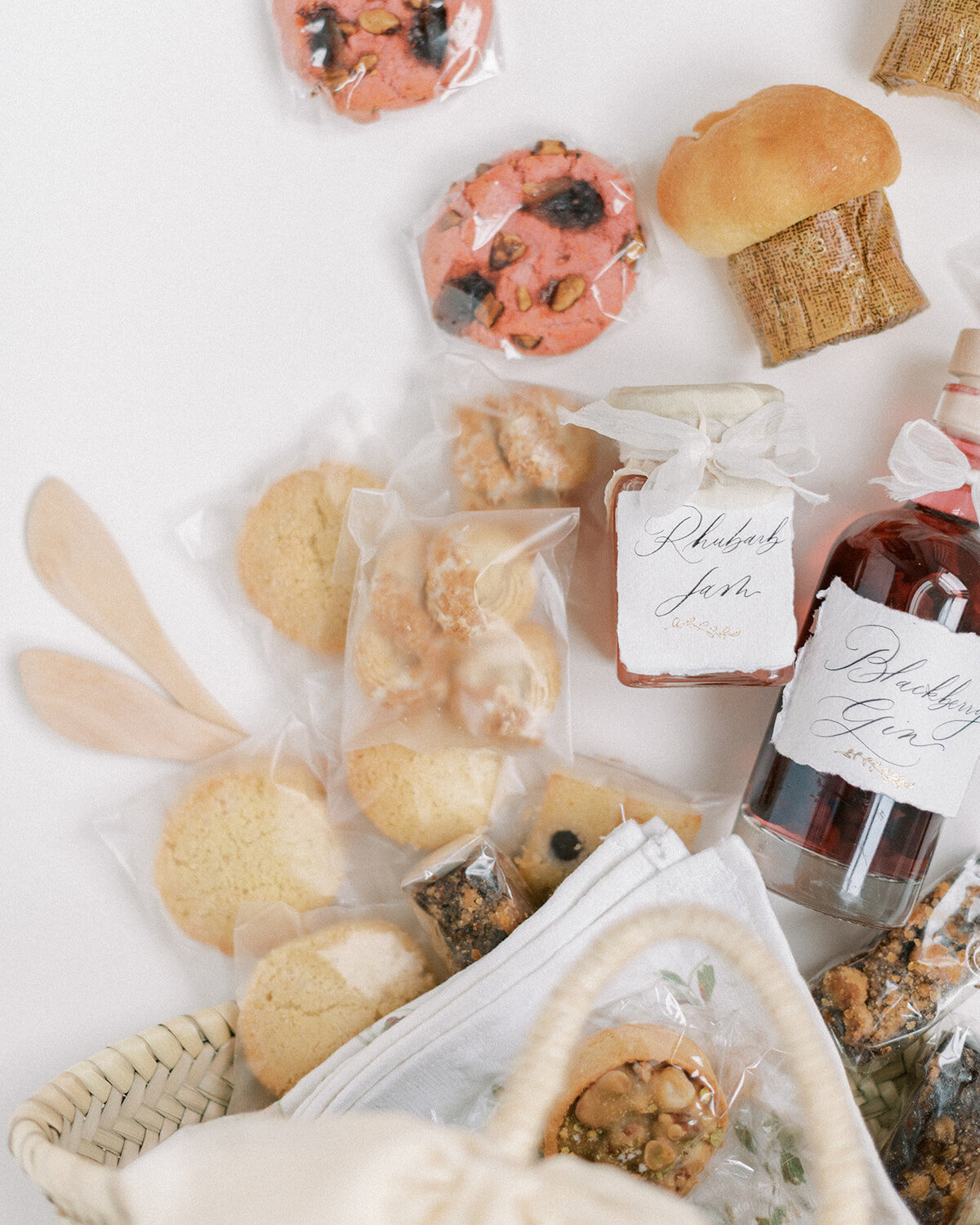 MonAnnie Cakes Basket_Cristina IlaoCIP_1116