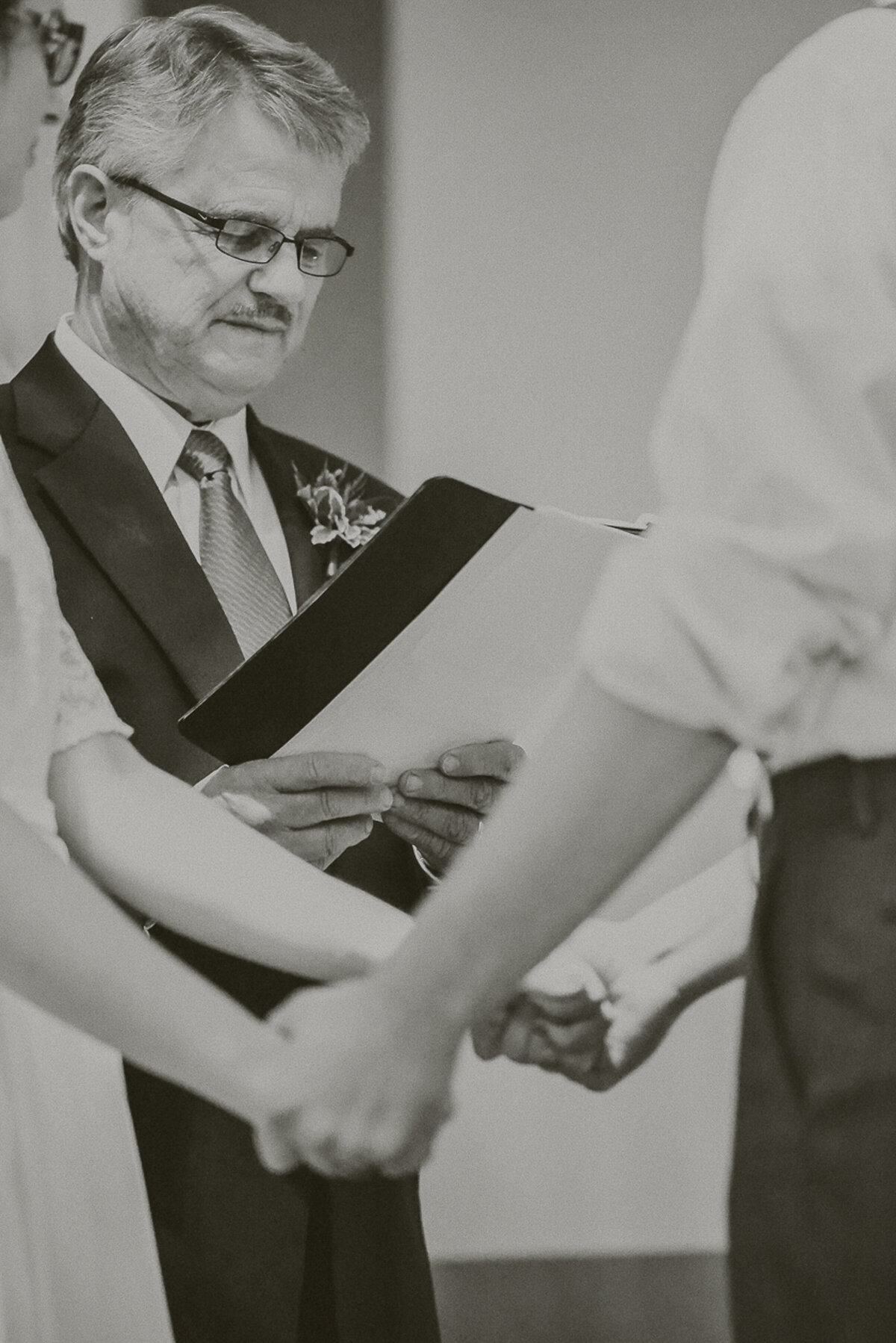 wedding ceremony | Iowa wedding photographer | Iowa Photographer | Playlife | Cedar Rapids | Iowa City | Kalona | Alaynna Ann Schwartz-89