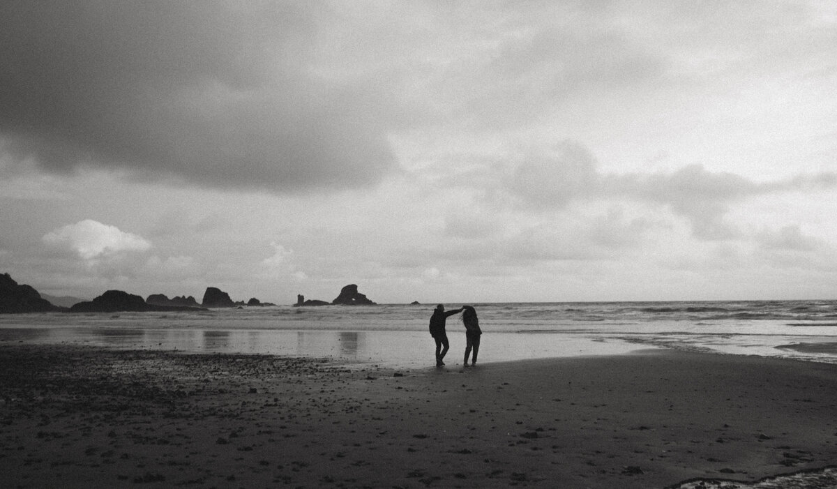 Oregon Coast Couples - lizarrietaphotography-61