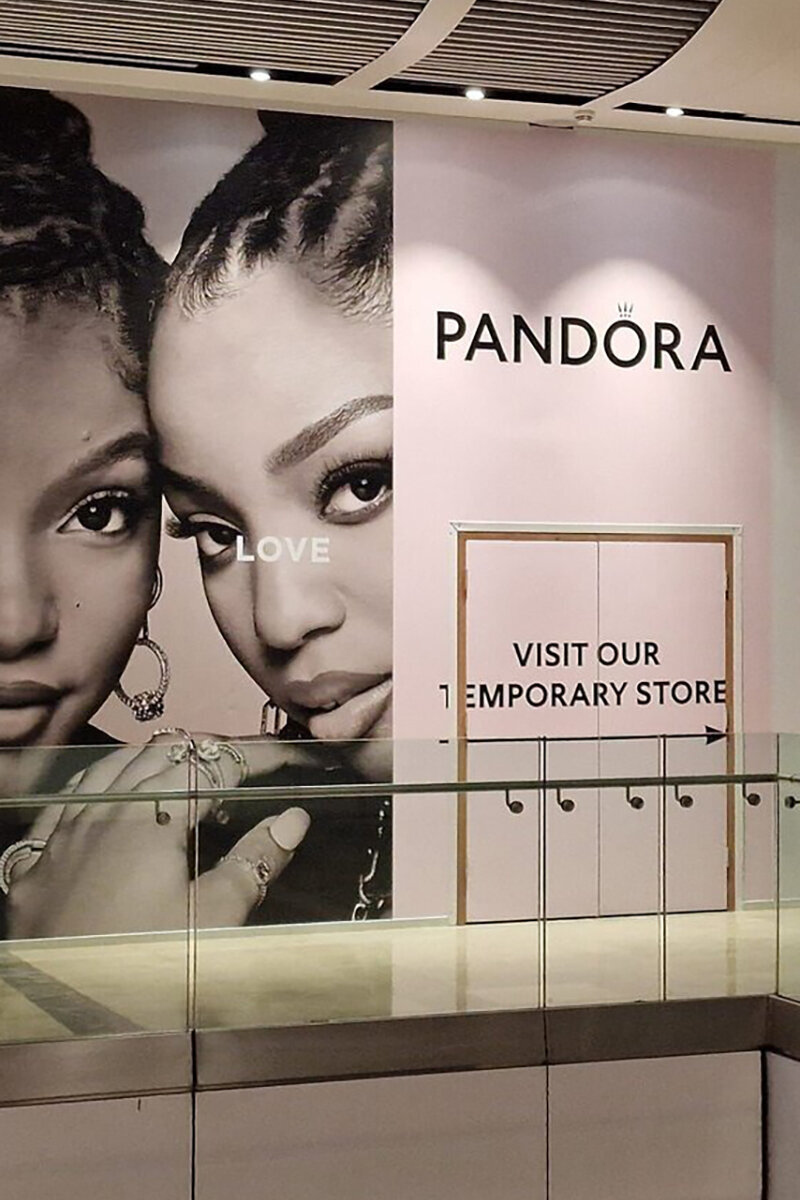 ellis-signs-digitally-printed-hoarding-pandora