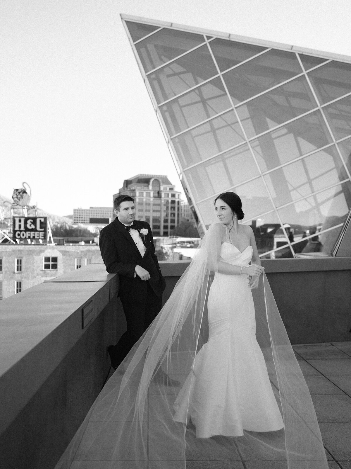 taubman-museum-of-art-wedding-photographer-oliver-and-co-roanoke-wedding_0156