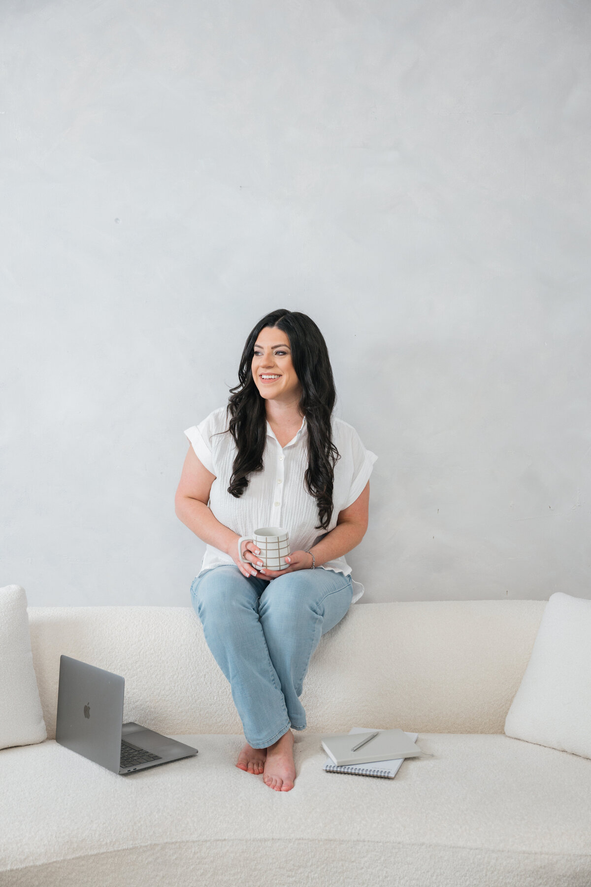 Alina sits at her desk giving advice to a virtual business owner about SEO, marketing, automating, and streamlining admin tasks.