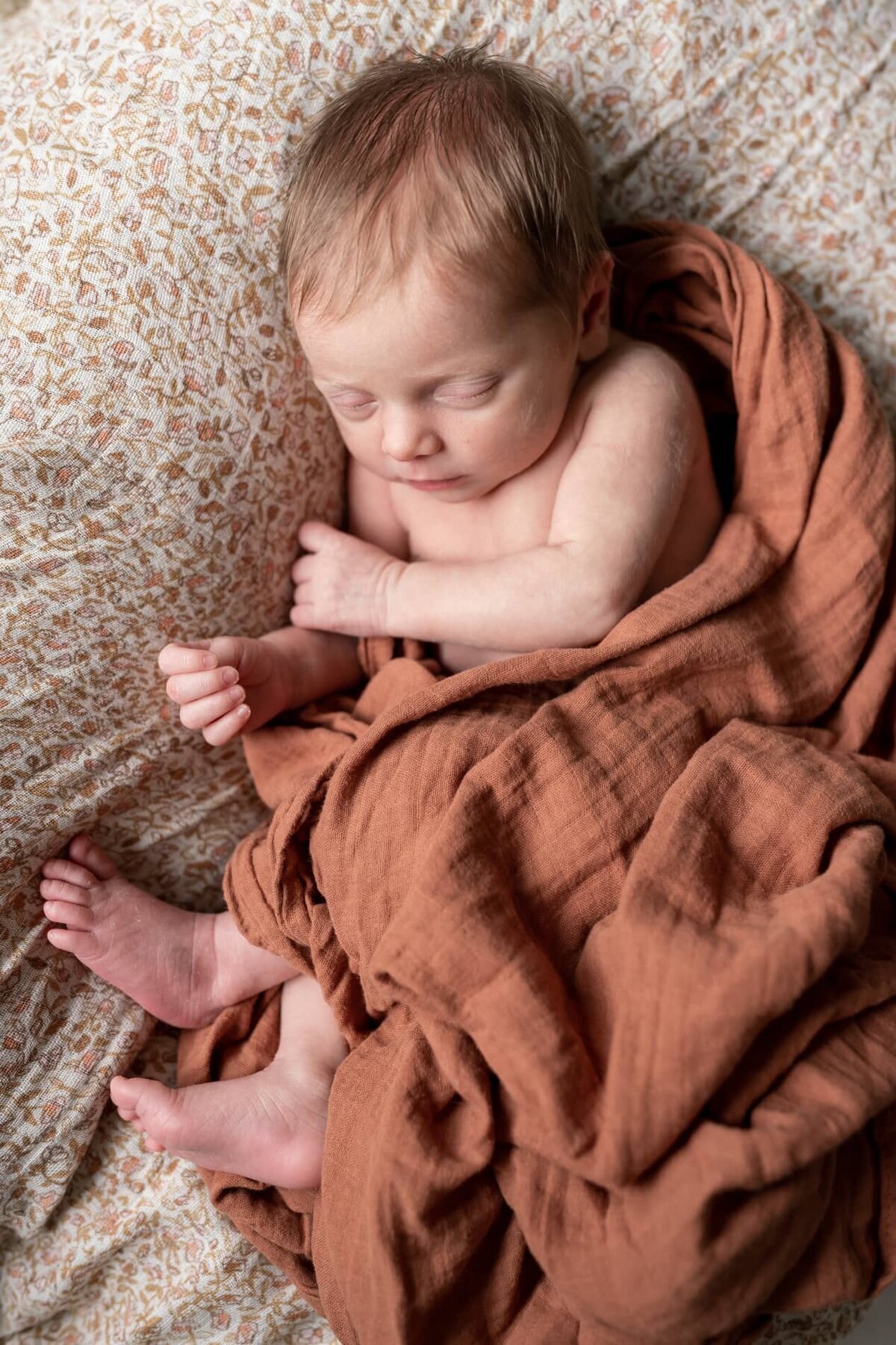 Newborn fotograaf Drenthe - baby meisje pure foto's.