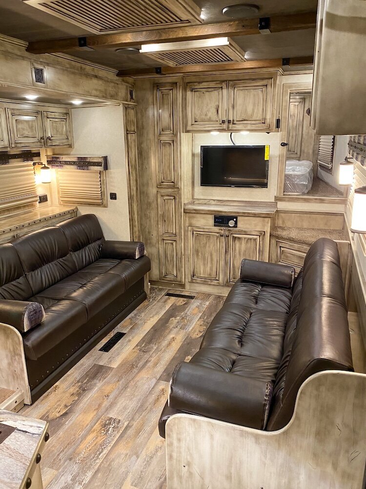 luxury-living-quarter-horse-trailers-trail-boss-conversions-living-areas-24