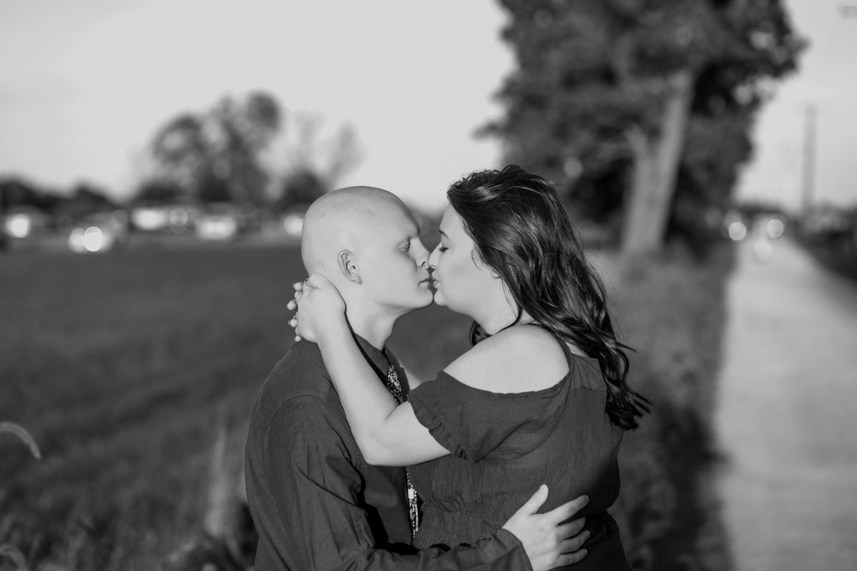 Engagement session in the sunflower field0034