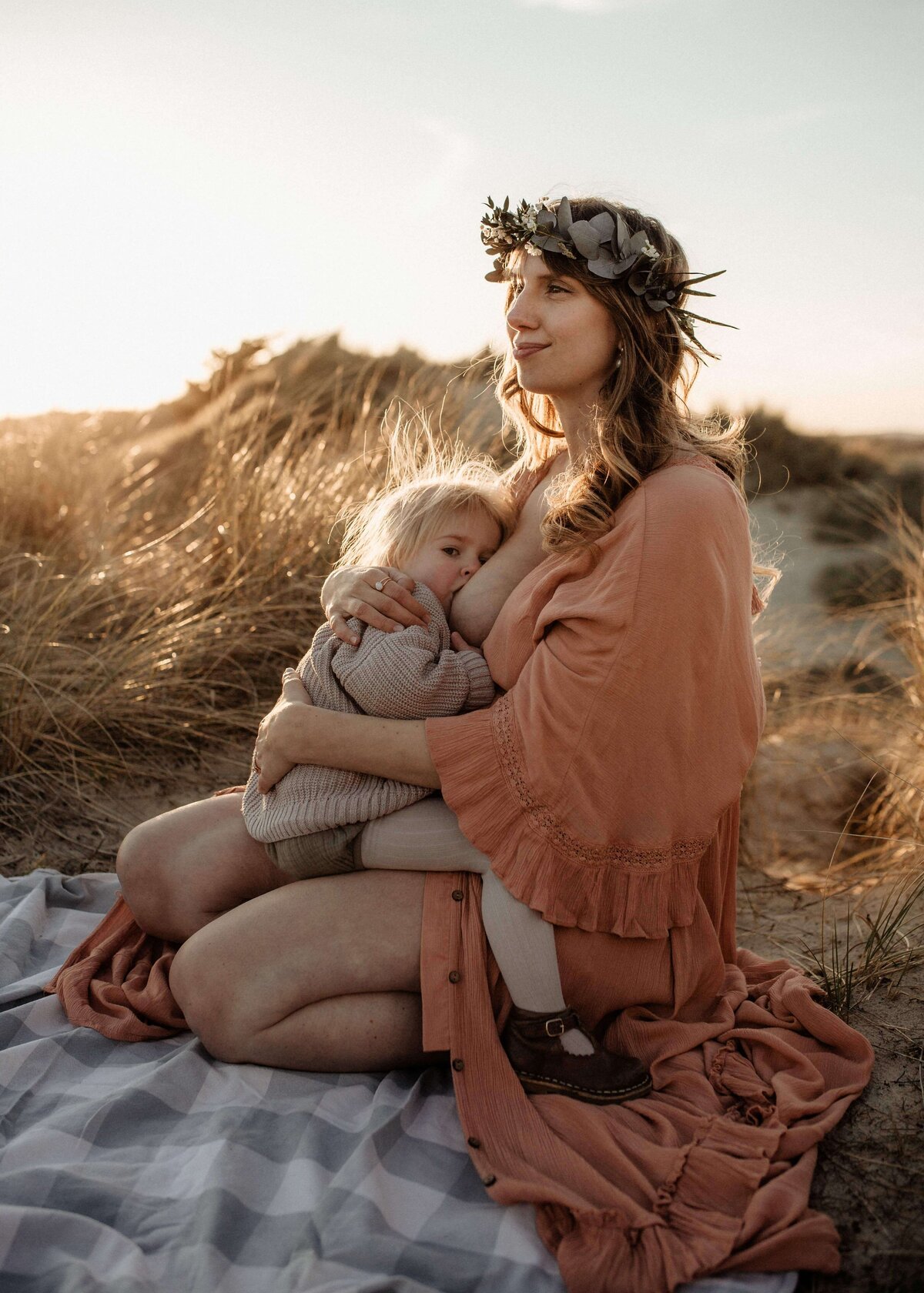 sussex- family-photographer-breastfeeding-beach-0008