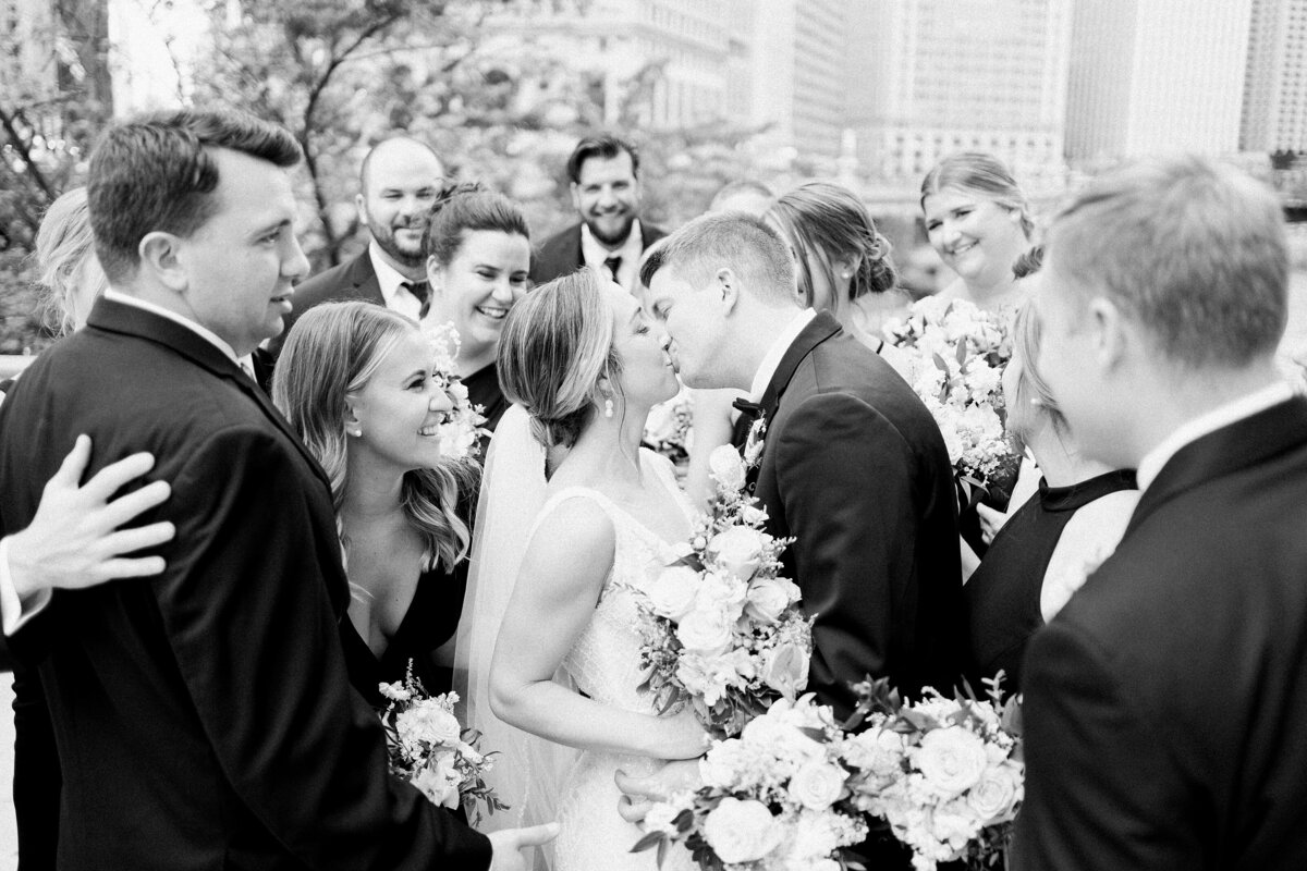rempel-photography-chicago-wedding-photography-bright-colorful-timeless-fun-river-roast-wedding-photos-boat-cocktail-hour-on-the-chicago-river_0202