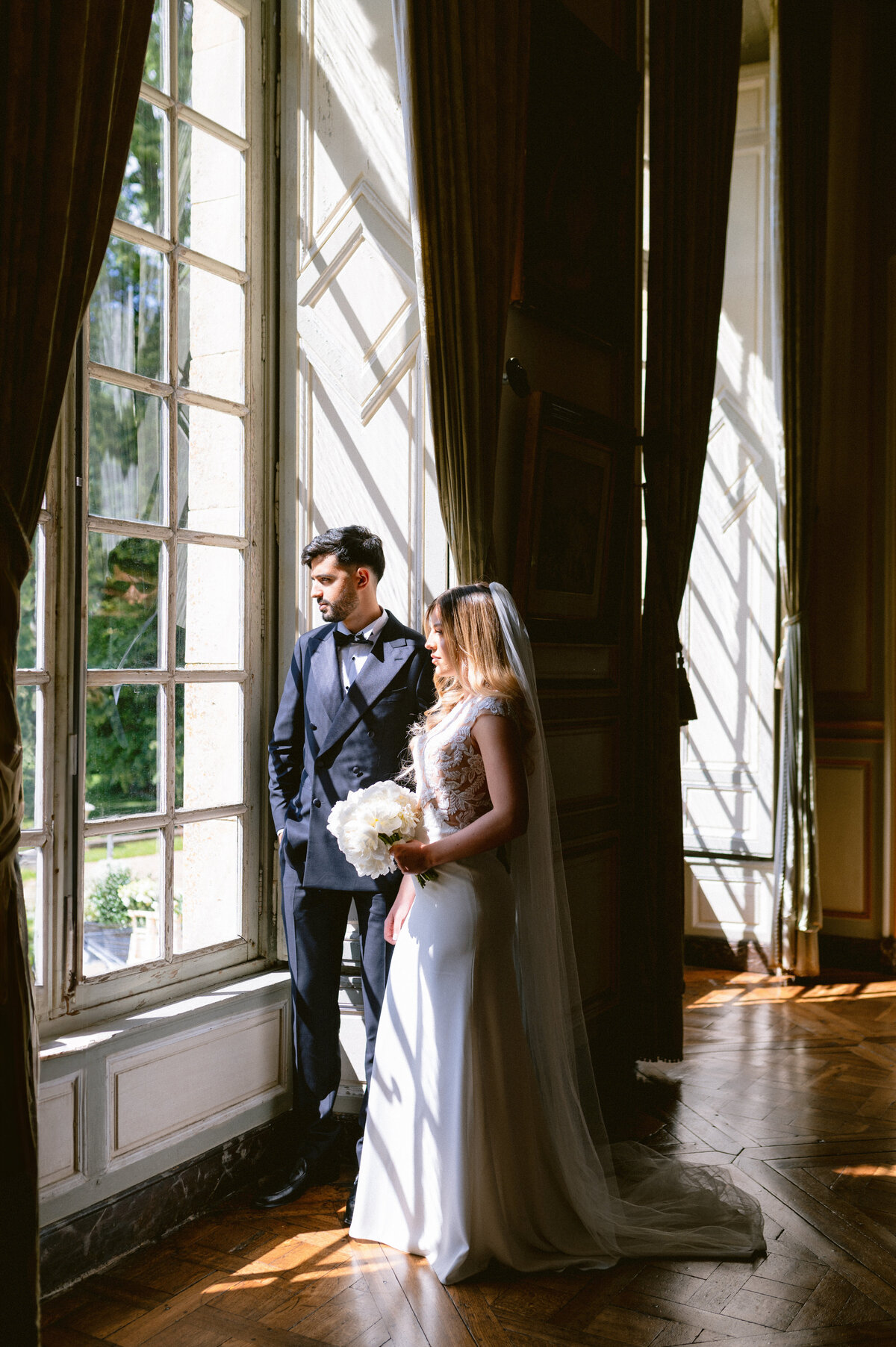 Mariage château de Champlâtreux Paris Photographe fenêtre