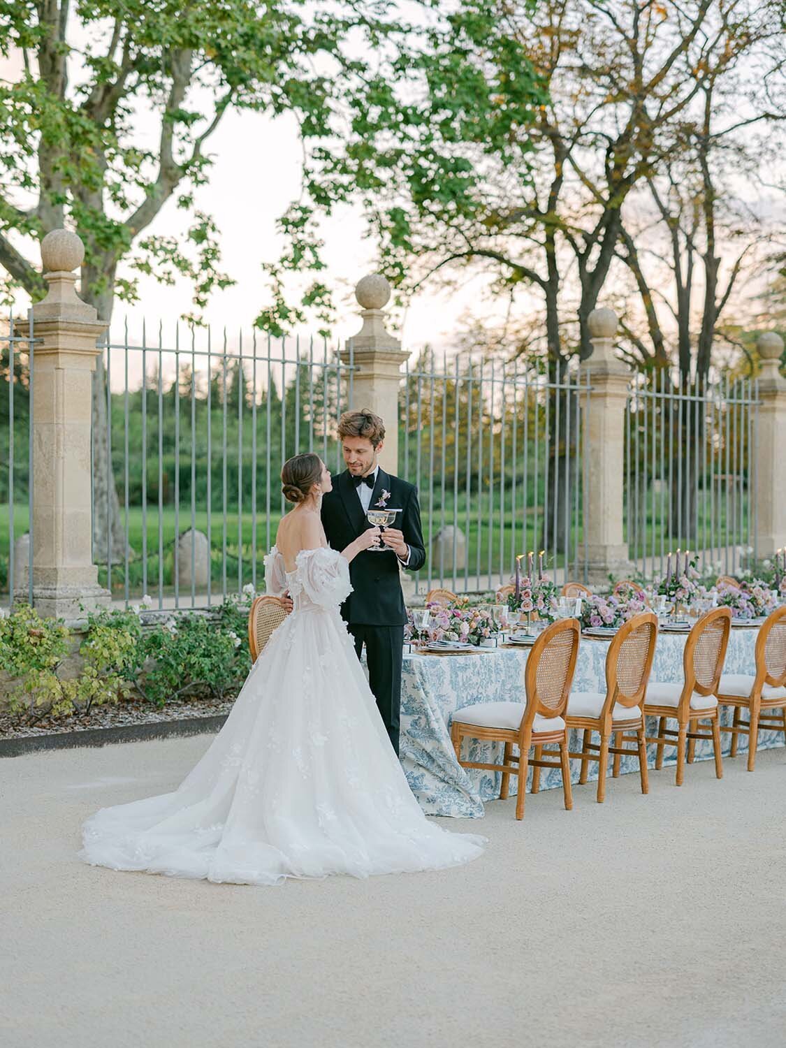 lavender and blue Dior inspired wedding at chateau de Fonscolombe Veronique Lorre floral event designer - thomas audiffren photography24