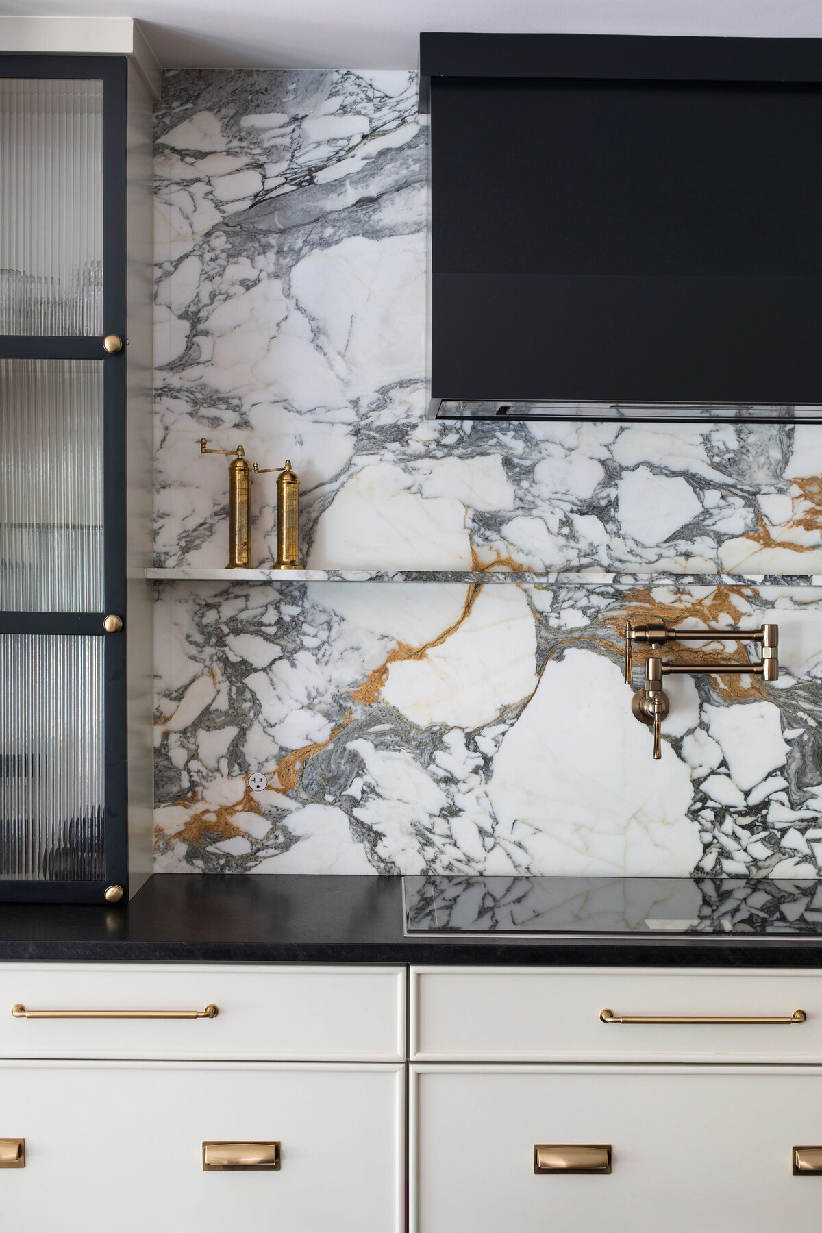 hello-home-modern-kitchen-renovation-marble-backsplash-brass-fixtures-black-island-12