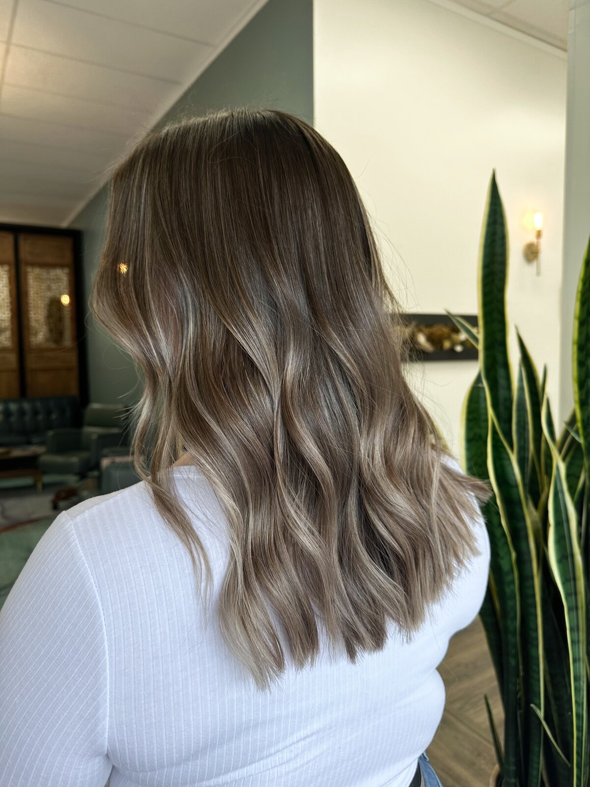lived-in-brown-hair-hairstylist-color