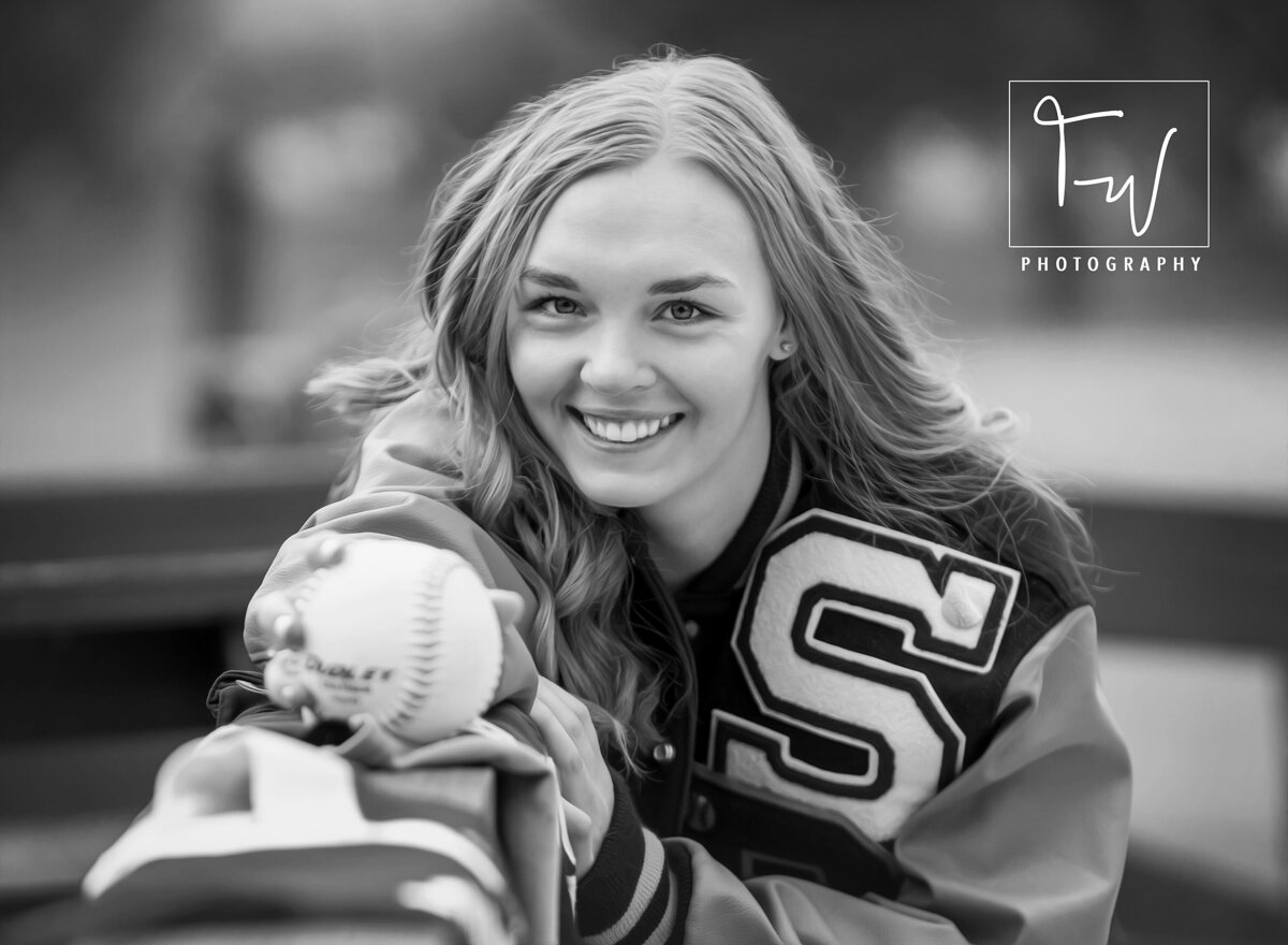 TanniWengerPhotographyStudio_SeniorPhotos_OutdoorSeniorPhotos_JohnDayOregonPhotographer_EasternOregonPhotographer_SoftballPhotos