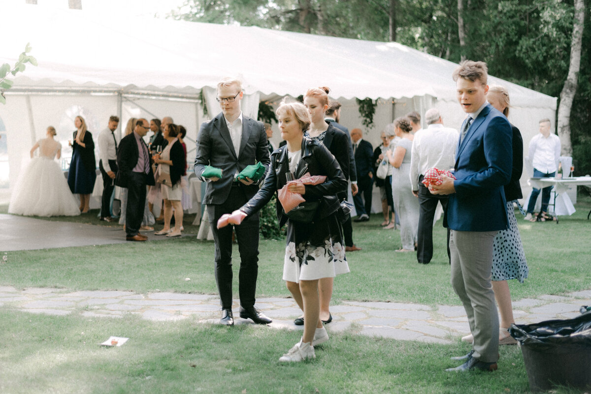 Vieraat pelaavat pihapelejä häissä