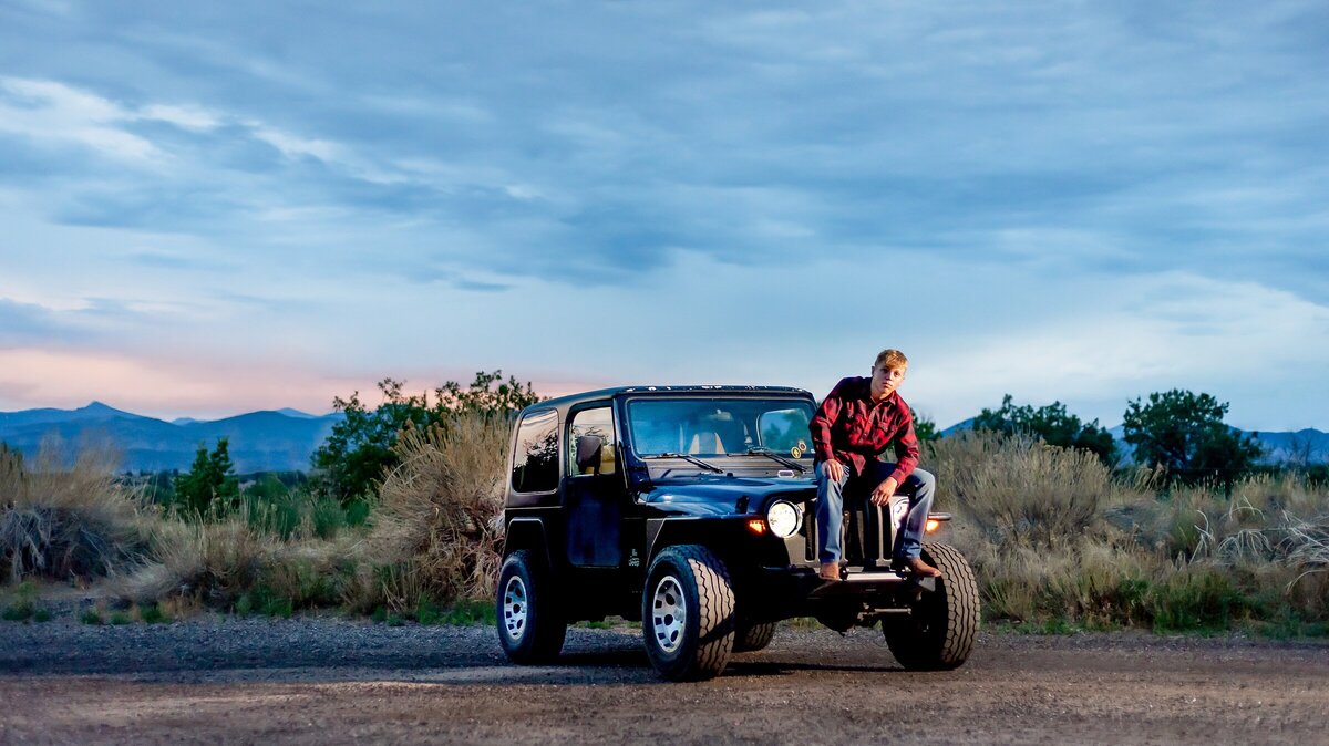 colorado-Senior-portrait-boy-with-jeep