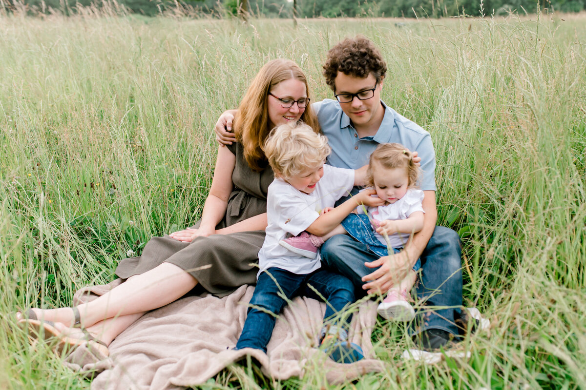 Sharona Sprong fotografie gezinsshoot gezin Wognum Hoorn Enkhuizen aan zee duinen Noord-Holland Streekbos