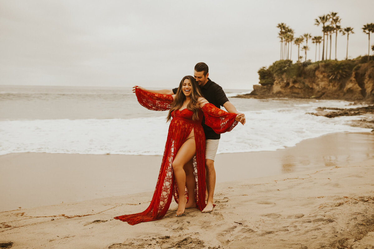 airplane-couple-poses-happiness-beach-session