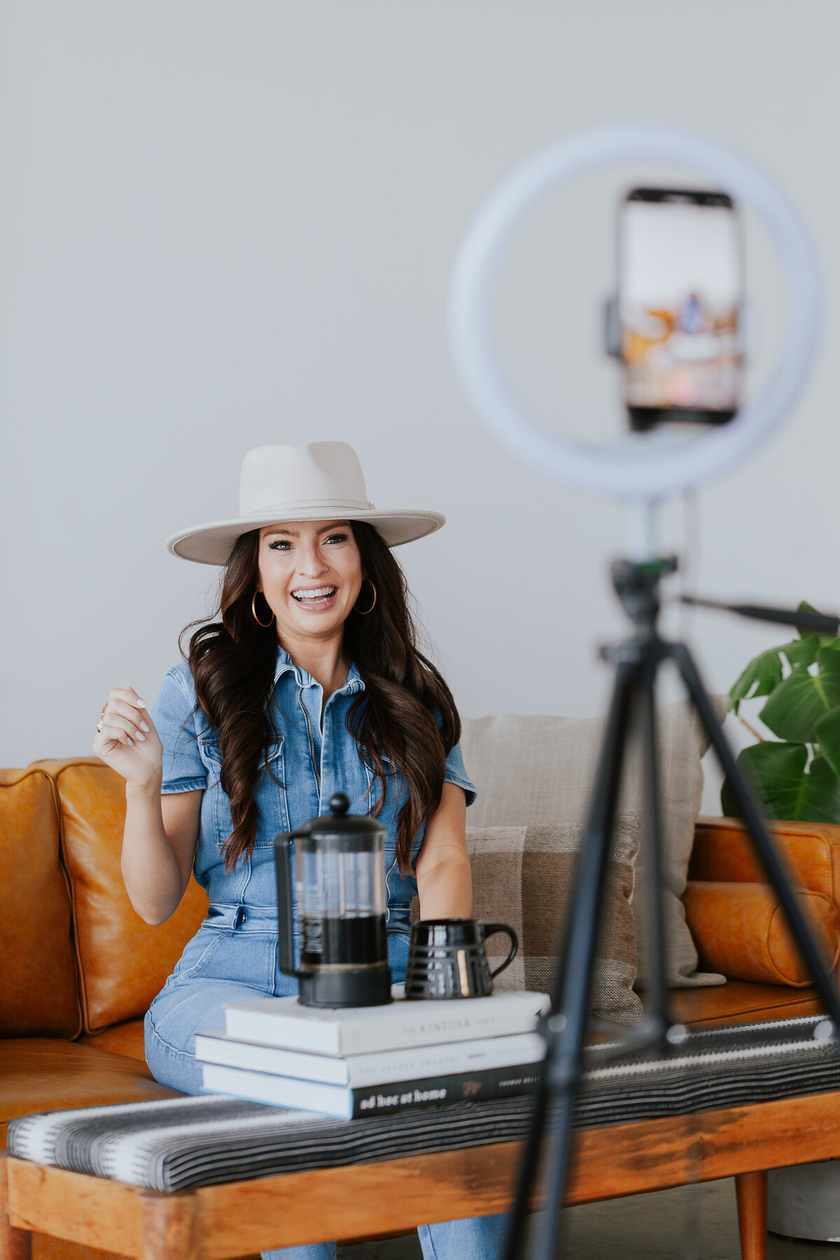 influencer-filming-content-with-phone-and-ringlight-for-brand-session-the-frame-charlotte