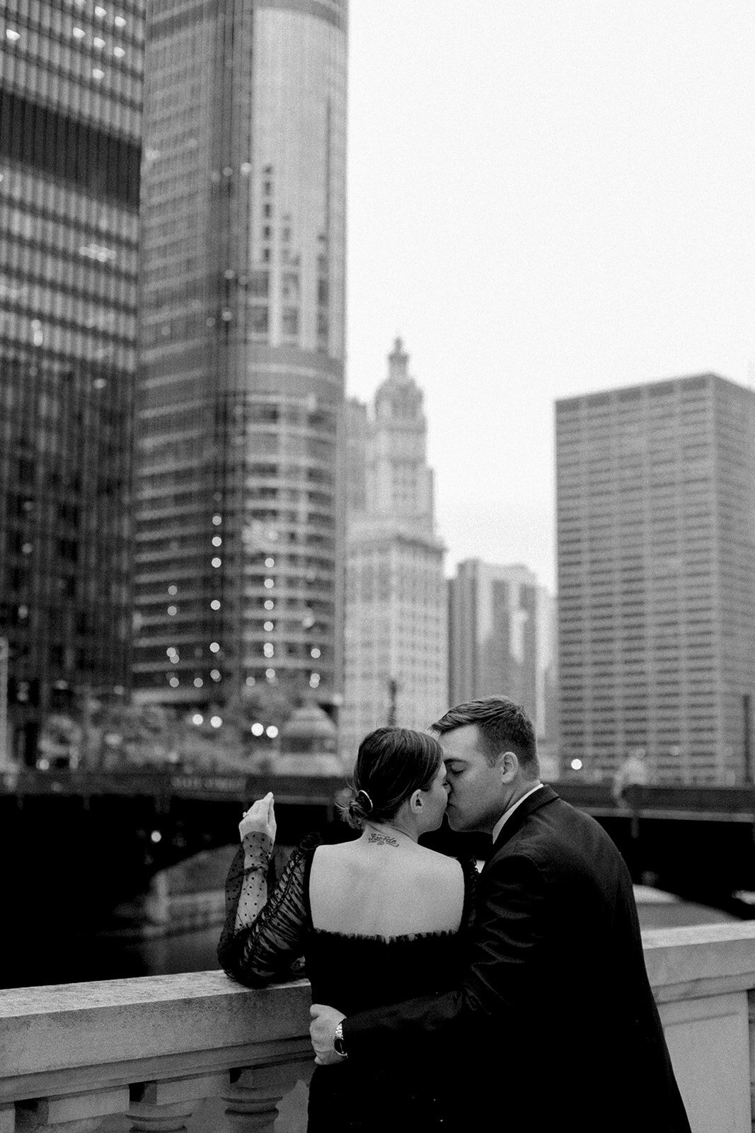 chicago-riverwalk-engagement-_091