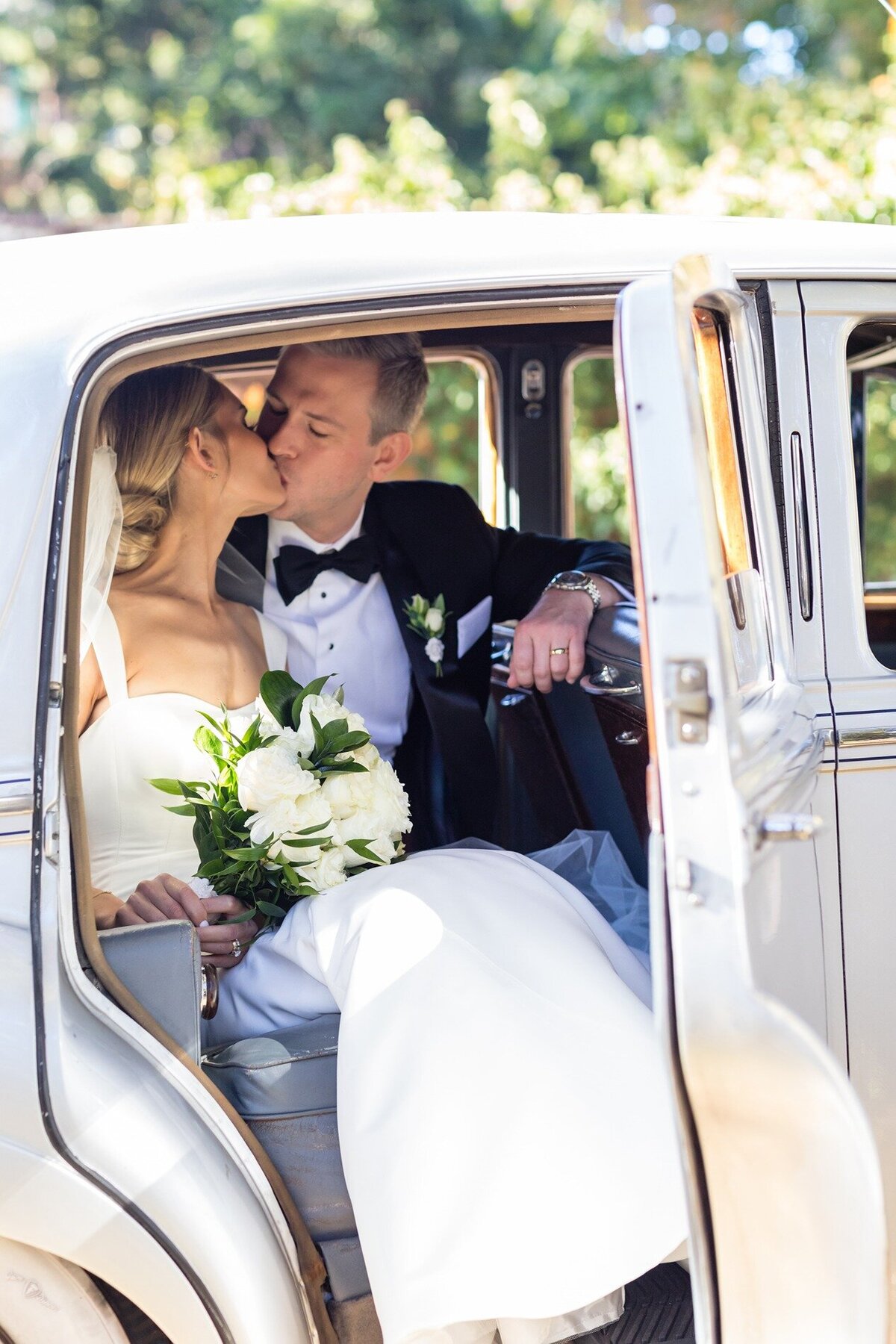 bride-and-groom-kissing-new-haven-wedding