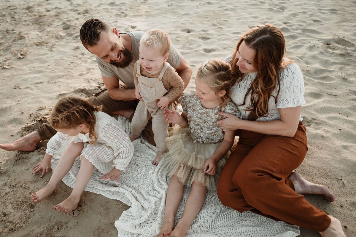 Gezin in duinen tijdens gezinsshoot door fotograaf Eline Hemelt