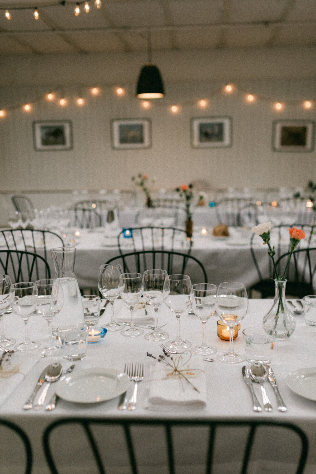 A documentary wedding  photo of a table setting in Oitbacka gård captured by wedding photographer Hannika Gabrielsson in Finland