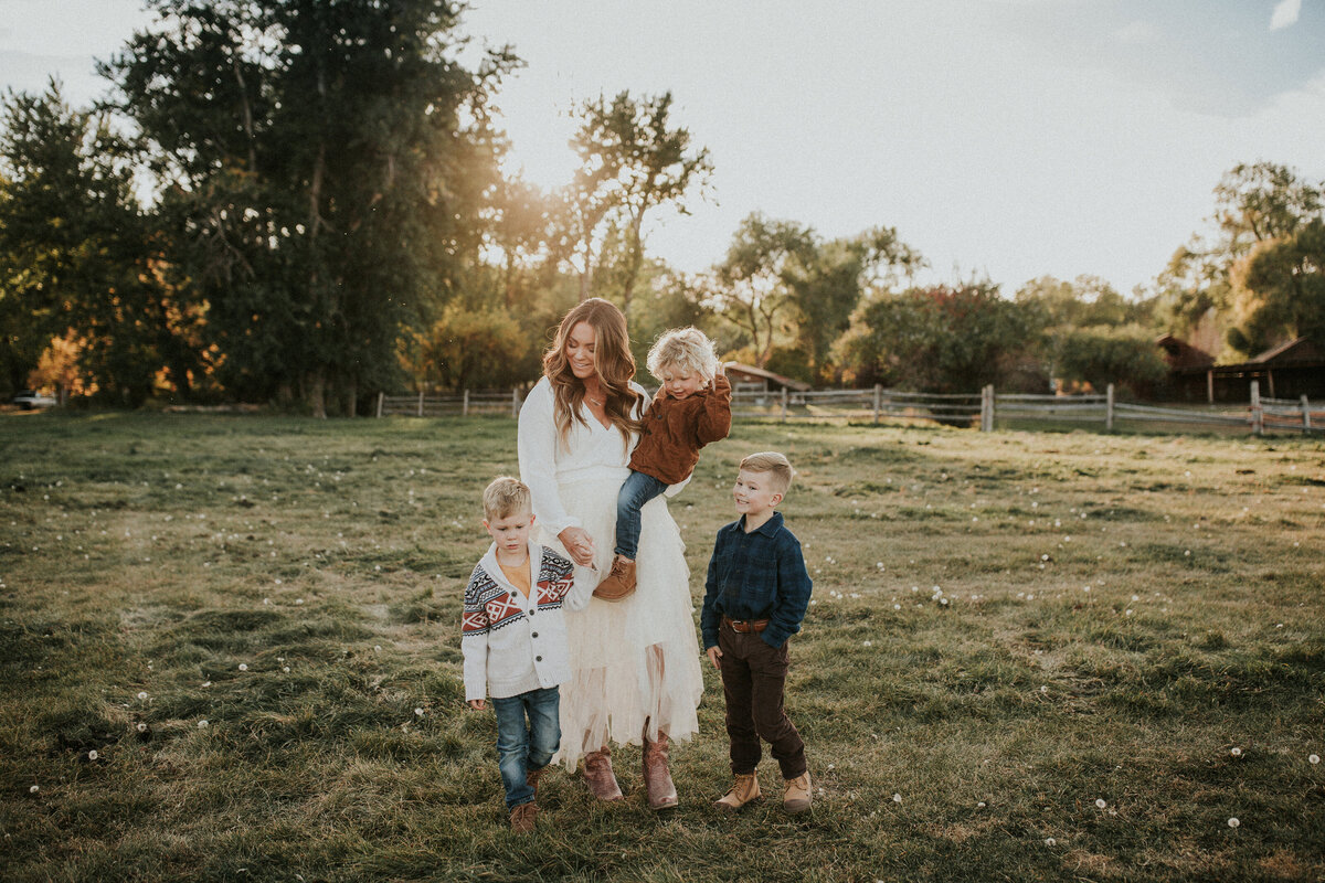 family-ranch-outdoor-photo-session-montana-19