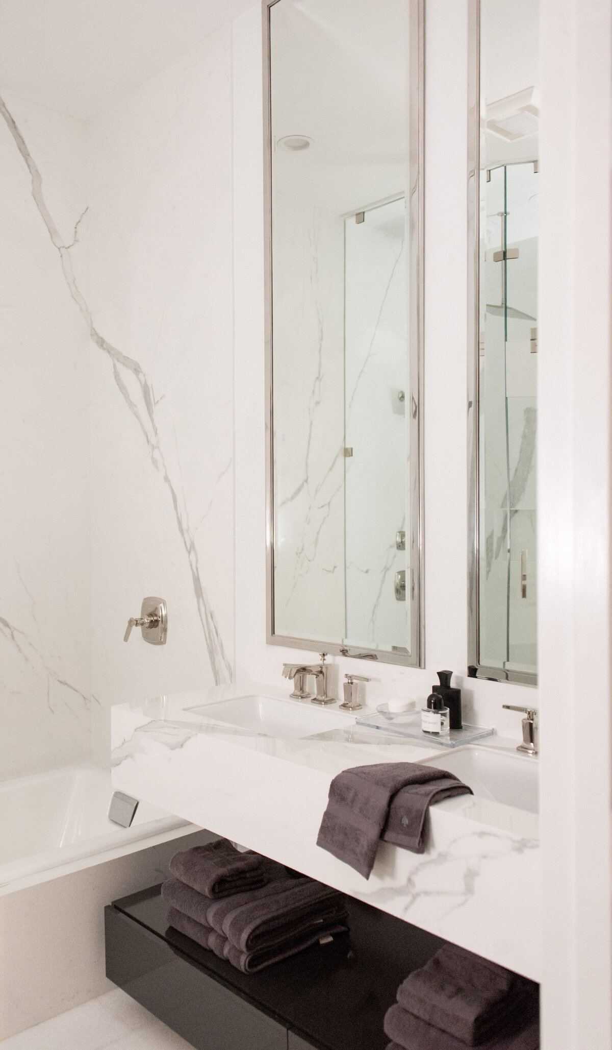 modern-marble-bathroom-comm-ave-min