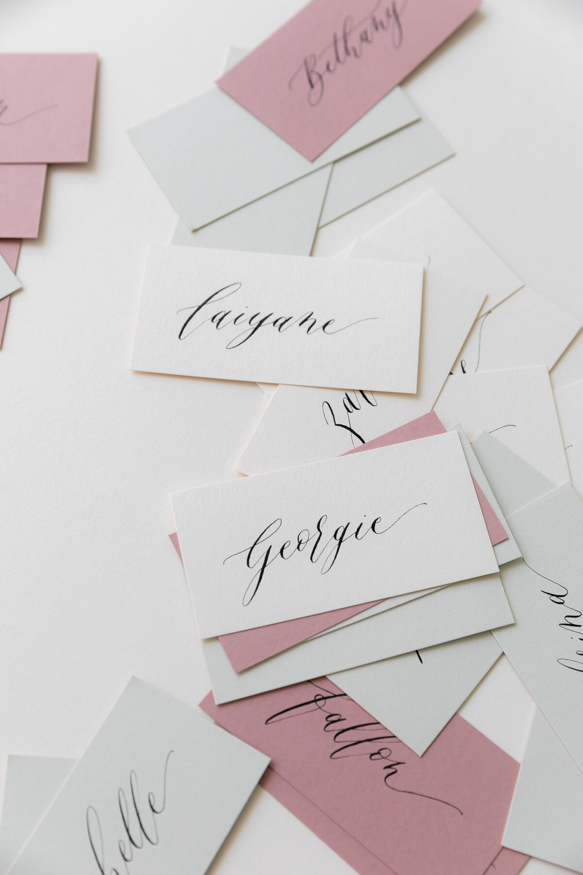 wedding-place-cards-Calligraphy-en-vogue