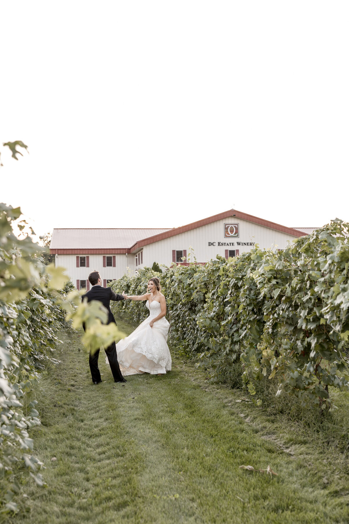 Summer-Wedding-DC-Estate-Winery-Beloit-Illinois-Meg-Dunn-Photography-98
