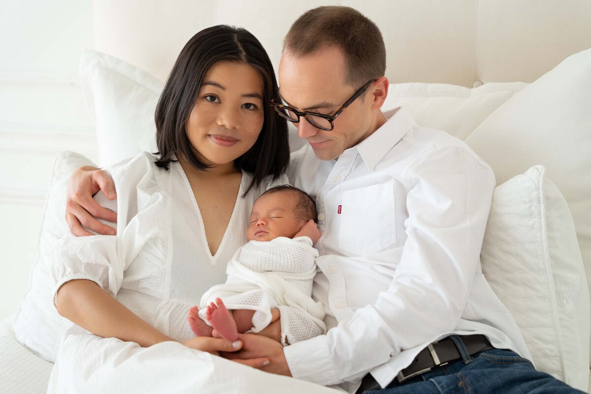 Family_snuggling_together_on_bed