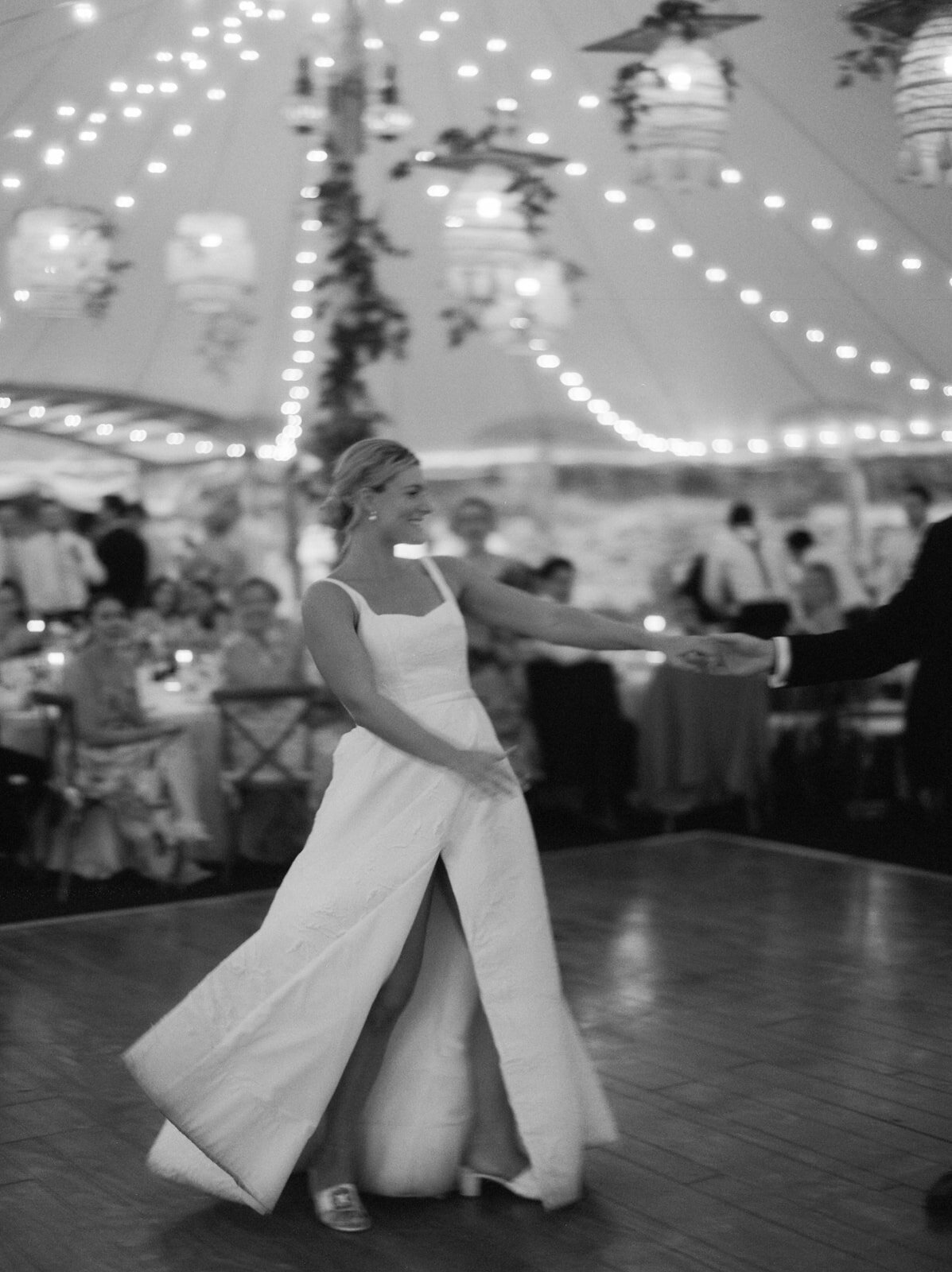 first-dance-at-stone-acres-farm-jen-strunk-events-2