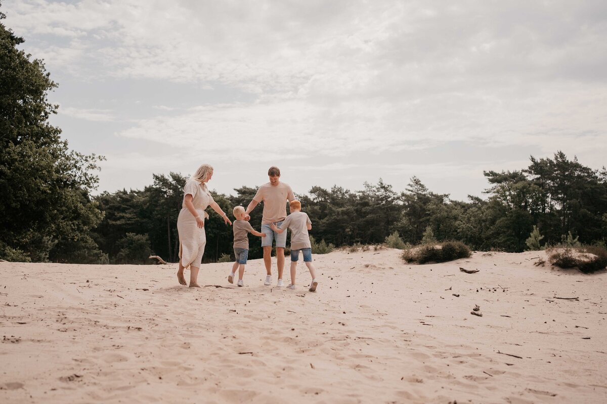liefdevolle-gezinsfotografie-laren-duinen-leukfotografie (45 van 114)