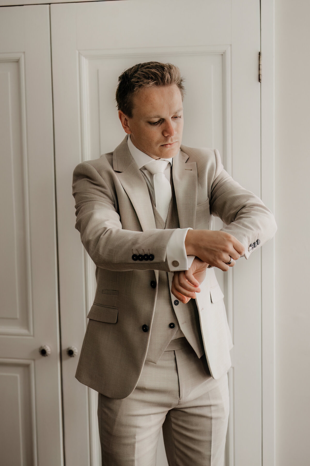 Pure Liefde Fotografie - Jesse & Lotte - Getting ready Jesse-18