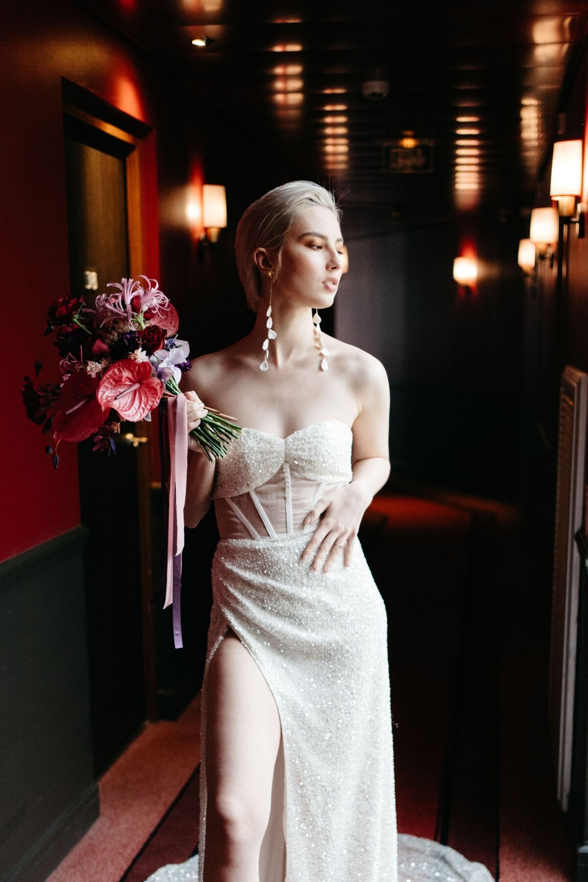 mariee-robe-sequins-et-bouquet-colore